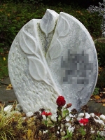 Marmorgrabmal mit Blattornament